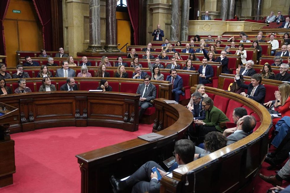 Los diputados en el hemiciclo durante una sesión de control al Govern, en el Parlament de Catalunya, a 19 de noviembre de 2025