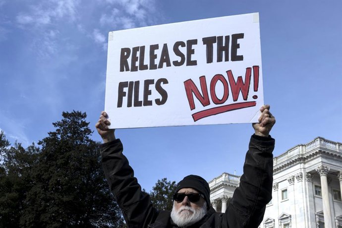 18 de novembro de 2025, Washington, Distrito de Columbia, EUA: Um manifestante segura um cartaz que diz "Liberem os arquivos agora!" durante uma coletiva de imprensa sobre a Lei de Transparência dos Arquivos Epstein do lado de fora do Capitólio dos EUA. A