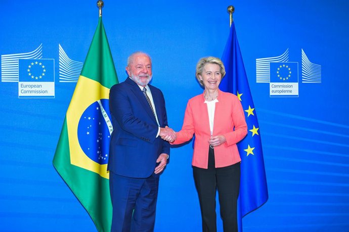 Archivo - Arquivo - HANDOUT - 17 de julho de 2023, Bélgica, Bruxelas: A presidente da Comissão Europeia, Ursula von der Leyen (à direita), cumprimenta o presidente brasileiro Luiz Inácio Lula da Silva (à esquerda) antes de sua reunião. Foto: Dati Bendo/Co