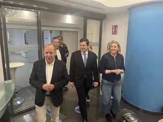 El presidente del PP de Castilla y León, Alfonso Fernández Mañueco, acompañado por representantes del partido en Zamora