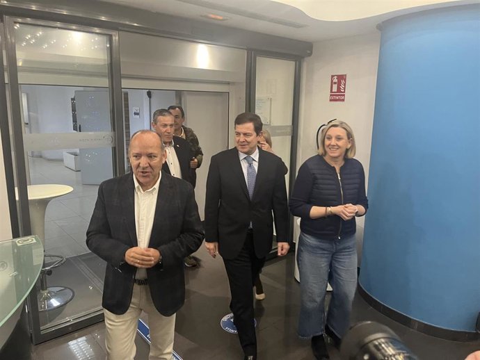 El presidente del PP de Castilla y León, Alfonso Fernández Mañueco, acompañado por representantes del partido en Zamora