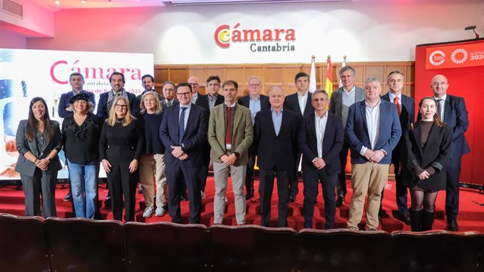 Los Consejeros De Economía, Hacienda, Fondos Europeos Y Financiación Autonómica, Luis Ángel Agüeros, Y De Industria, Empleo, Innovación Y Comercio, Eduardo Arasti, Asisten Al Evento De Navidad De La Cámara De Comercio De Cantabria.