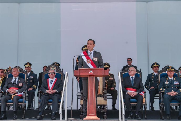 El presidente José Jerí participó en la ceremonia de graduación del Año Académico 2025 de la Escuela de Oficiales de la Fuerza Aérea del Perú, promoción “Capitán FAP Luis Salinas Rondón”, destacando la formación y el liderazgo de los nuevos alféreces