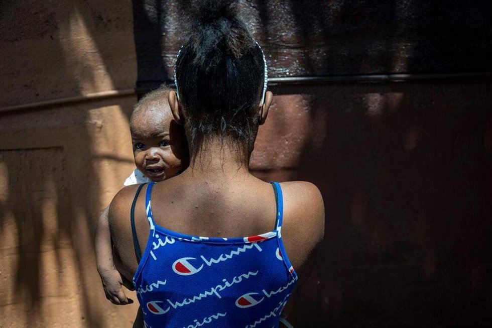 Una mujer con su hija en Haití 