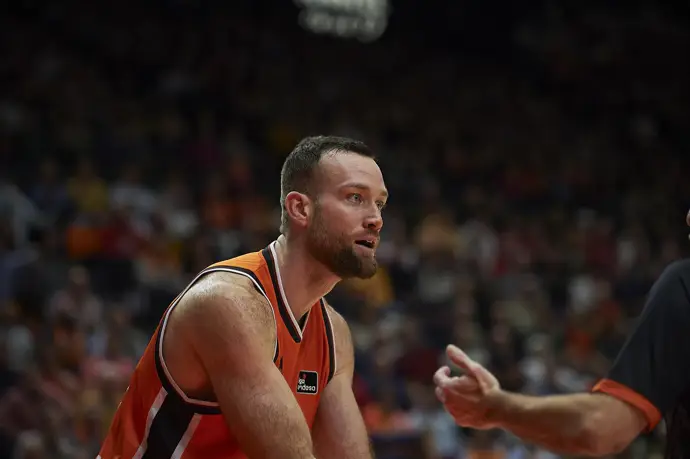 Matt Costello en un partido con el Valencia Basket.