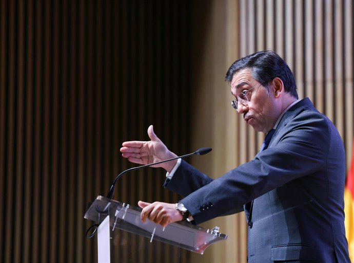 El ministro de Asuntos Exteriores, Unión Europea y Cooperación, José Manuel Albares (c), en una foto de familia durante la inauguración de la conferencia HearUs 2025 titulada 'Promoviendo la rendición de cuentas para las mujeres de Afganistán', a 12 de di