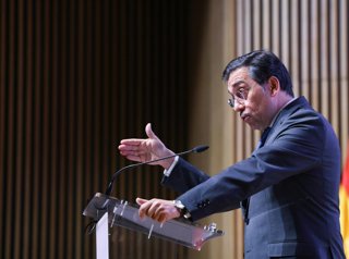 El ministro de Asuntos Exteriores, Unión Europea y Cooperación, José Manuel Albares (c), en una foto de familia durante la inauguración de la conferencia HearUs 2025 titulada 'Promoviendo la rendición de cuentas para las mujeres de Afganistán', a 12 de di