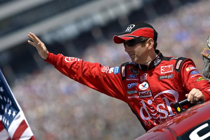 Archivo - 6 de abril de 2008, Ft. Worth, Texas, EUA: 06 de abril de 2008 - Ft. Worth, Texas, EUA - GREG BIFFLE acena para os fãs enquanto desfila no evento Samsung 500 NASCAR Sprint Series no Texas Motor Speedway em Fort Worth, TX.