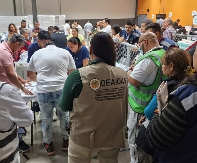 Observadores eleitorais testemunham o exame especial de quase 2.800 inconsistências na eleição presidencial hondurenha.