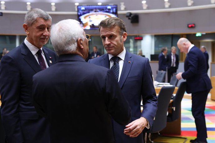El presidente del Consejo Europeo, Antonio Costa, saluda al presidente francés, Emmanuel Macron, y al primer ministro checho, Andrej Babis.