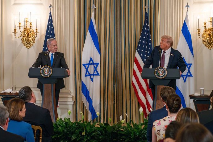 Archivo - September 29, 2025, Washington, District Of Columbia, USA: President DONALD TRUMP and Israeli Prime Minister BENJAMIN NETANYAHU look at each other as they stand at podiums in front of U.S. and Israeli flags in the State Dining Room of the White 