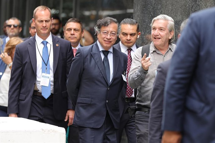 Archivo - September 24, 2025, New York, Ny, USA: NEW YORK, NEW YORK - SEPTEMBER 24: Colombian President Gustavo Petro is seen on his way to participate in a meeting outside the United Nations headquarters in New York City on September 28, 2025. Following 