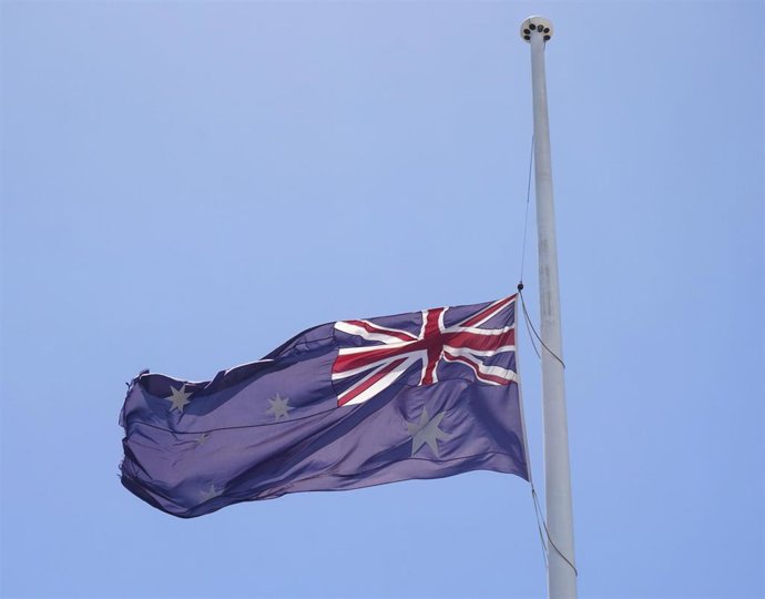 Una bandera australiana ondea a media asta en Adelaida, en Australia, después de que el primer ministro, Anthony Albanese, lo haya pedido en todo el país para honrar a las víctimas del atentado de la playa de Bondi, en Sídney