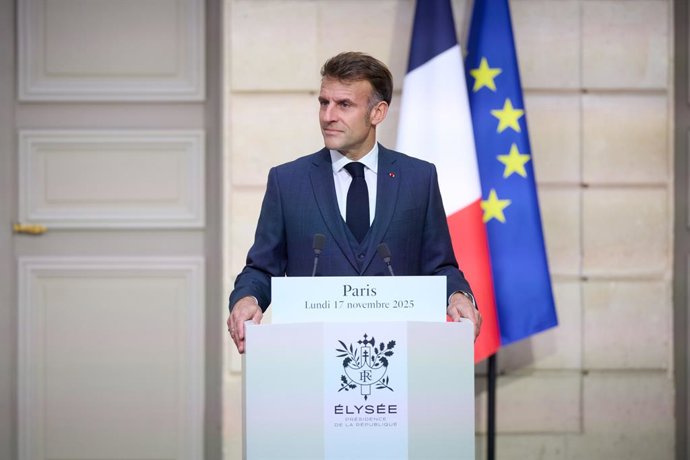 Archivo - HANDOUT - 17 de novembro de 2025, França, Paris: O presidente francês Emmanuel Macron participa de uma coletiva de imprensa com o presidente da Ucrânia, Volodymyr Zelensky, no Palácio Presidencial do Eliseu. Foto: -/Presidência da Ucrânia/dpa - 