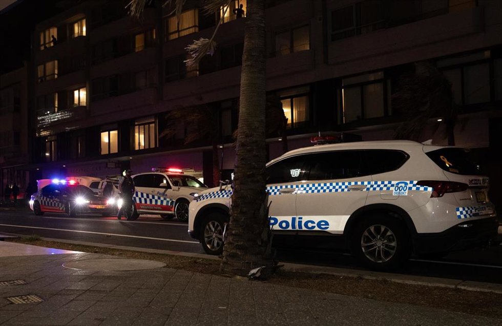 Archivo - Vehículos policiales desplazados a las inmediaciones de la playa de Bondi, en Sídney, donde se celebraba la festividad judía de Janucá y donde tuvo lugar el tiroteo en el que murieron 15 personas