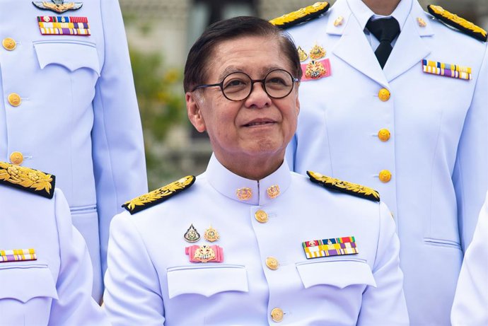 Archivo - September 24, 2025, Bangkok, Thailand: Thailand's Minister of Foreign Affair Sihasak Phuangketkeow, poses for a group photoshoot of the new cabinet before the royal oath-taking ceremony and the special cabinet meeting at the government house.