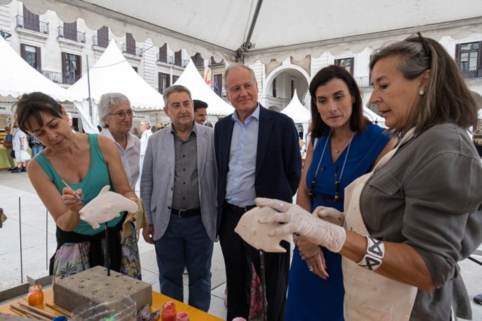 Archivo - Foto de archivo. El consejero de Industria, Empleo, Innovación y Comercio, Eduardo Arasti, y la alcaldesa de Santander, Gema Igual, en la  XIV Feria Nacional de Artesanía de Santander.