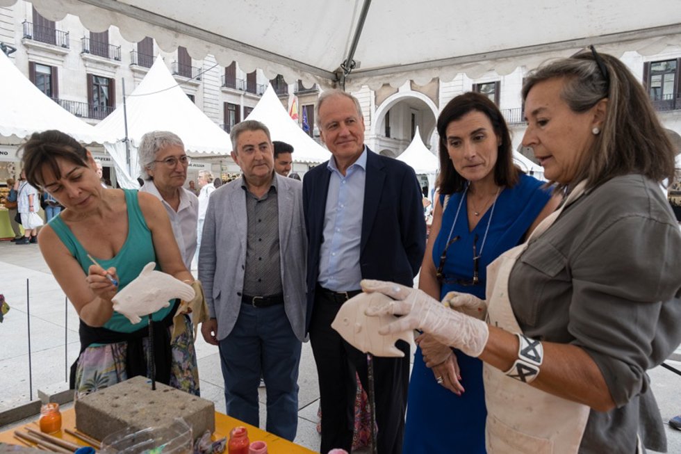 Archivo - Foto de archivo. El consejero de Industria, Empleo, Innovación y Comercio, Eduardo Arasti, y la alcaldesa de Santander, Gema Igual, en la  XIV Feria Nacional de Artesanía de Santander.