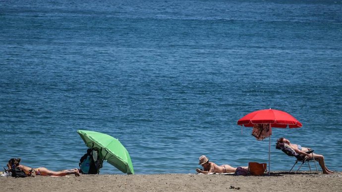 Archivo - Turistas en una playa.