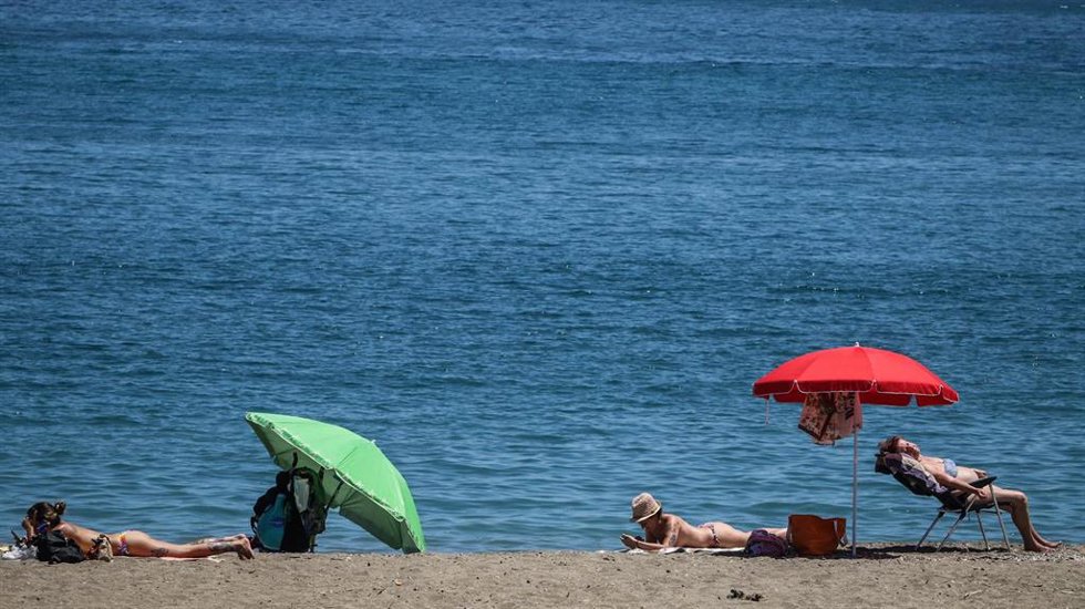 Archivo - Turistas en una playa.