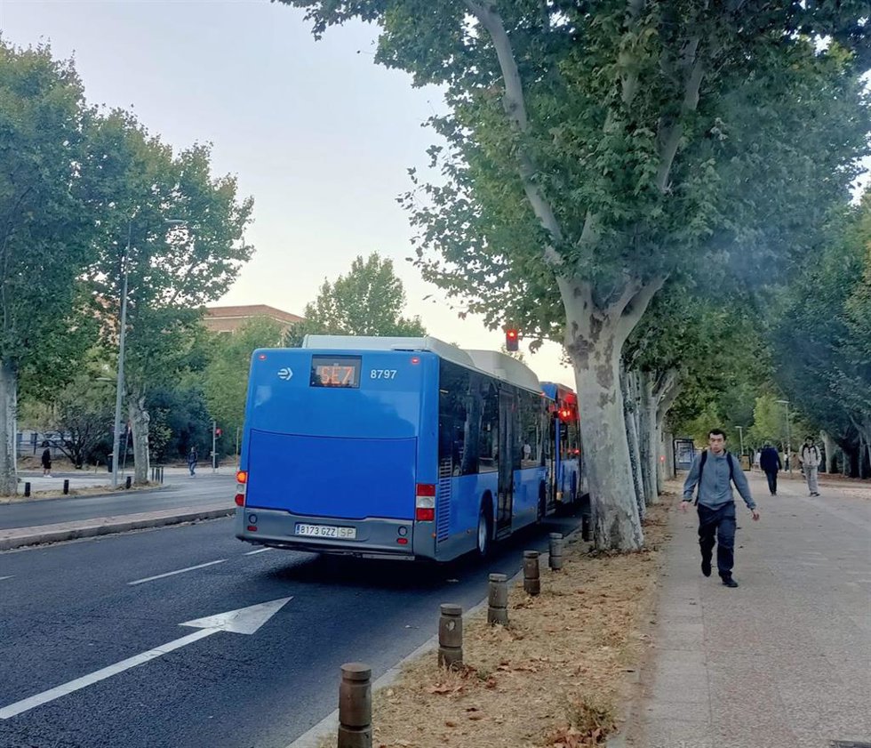 Archivo - Un autobús de la línea SE7 de la EMT en Ciudad Universitaria