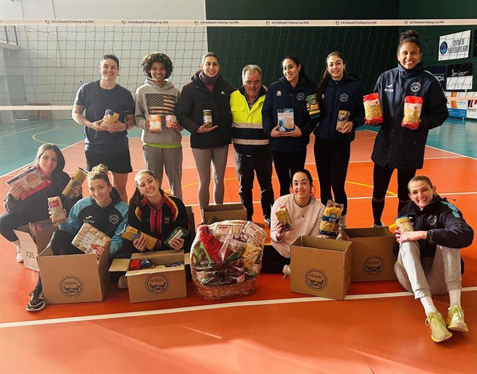 El Ocisa Haro Voley entrega 101 kilos de comida al Banco de Alimentos