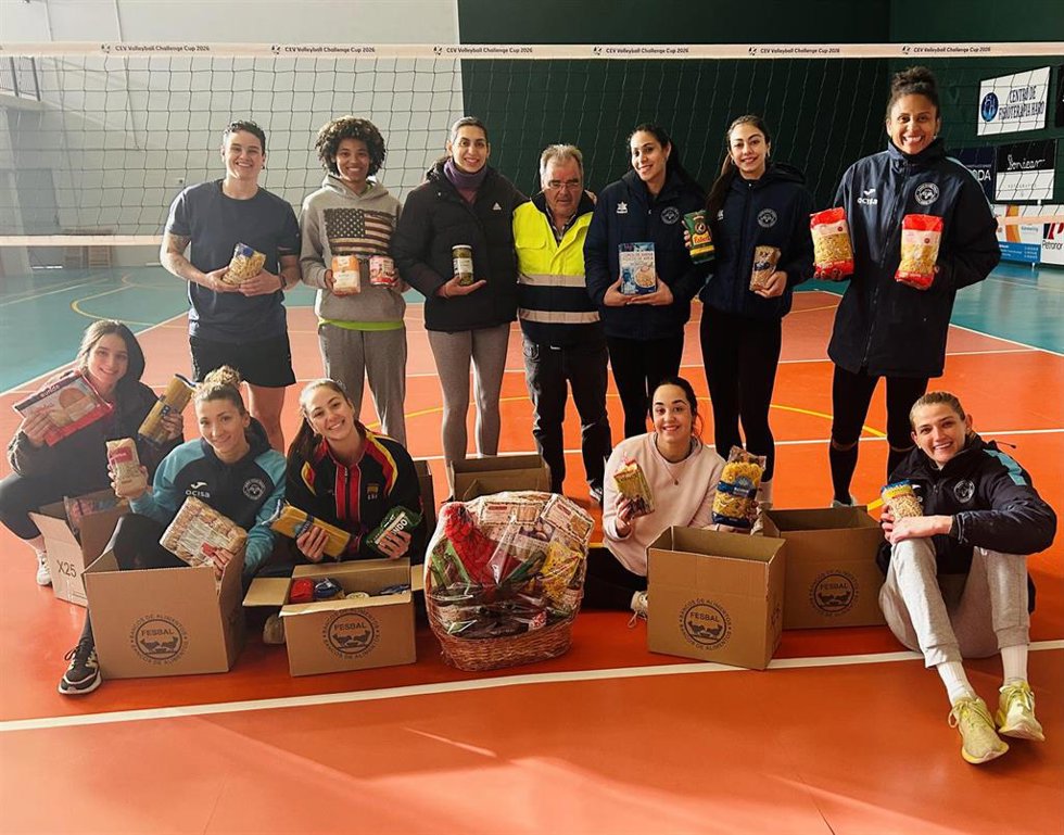 El Ocisa Haro Voley entrega 101 kilos de comida al Banco de Alimentos