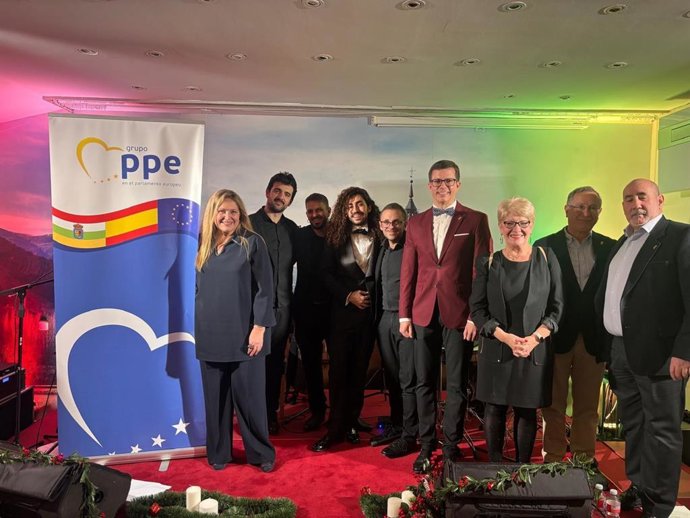 La eurodiputada, Esther Herranz, da la bienvenida a la Navidad en el Centro Riojano de Madrid con el cantante riojano Carlos Pérez