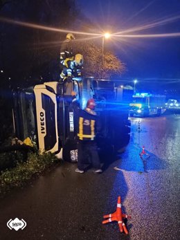 Vuelco de un camión en el polígono de Silvota, en Llanera.