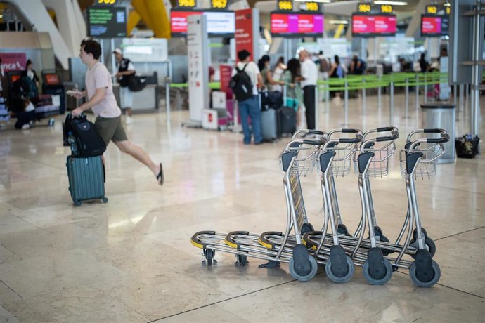Archivo - Pasajeros con sus maletas, en el Aeropuerto Adolfo Suárez Madrid-Barajas, a 14 de agosto de 2025, en Madrid (España).  