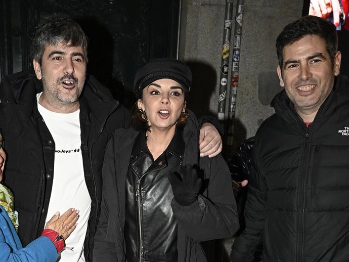 Chenoa y Estopa salen del edificio donde ensayan las campanadas del 31 de diciembre que presentarán en TVE