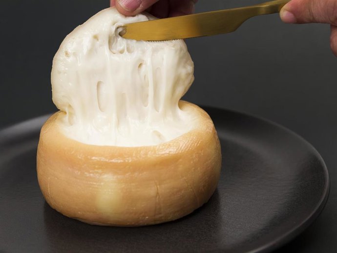 Claves para maridar la Torta del Casar con los mejores vinos esta Navidad