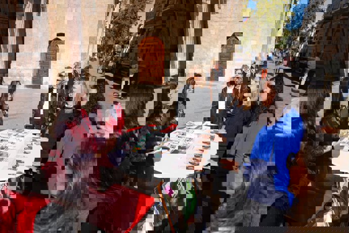 La consejera de Política Social, Familia e Igualdad, Conchita Ruiz, la presidenta de Cruz Roja en la Región, María Teresa Sánchez Elduayen, y la concejala de Talento Joven y Espacios Públicos, Sofía López-Briones, en  'Locos por acoger' en Murcia