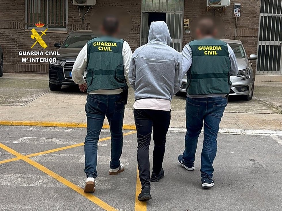 Uno de los arrestados por los agentes en la operación