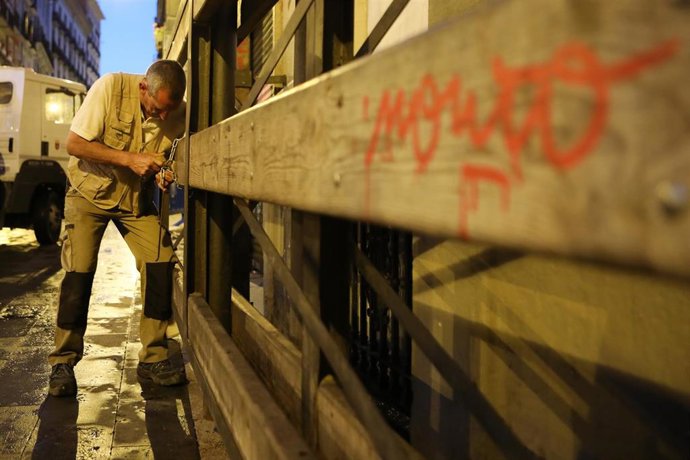 Archivo - Un carpintero prepara las vallas para el sexto encierro de las fiestas de San Fermín con toros de la Ganadería Núñez del Cuvillo en Pamplona.