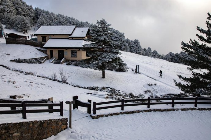 Archivo - Puerto de Cotos, a 13 de diciembre de 2024, Madrid (España). Una de las ciudades en las que más ha afectado la borrasca Darragh es Madrid y las montañas de la sierra de Madrid, donde han caído los primeros copos como consecuencia del descenso de