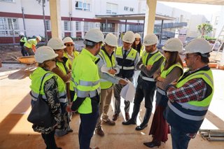 El delegado territorial de Inclusión Social, Juventud, Familias e Igualdad en Almería, Francisco González Bellido, durante su visita a las obras del nuevo centro de día para personas mayores que se construye en la residencia geriátrica Ciudad de El Ejido.