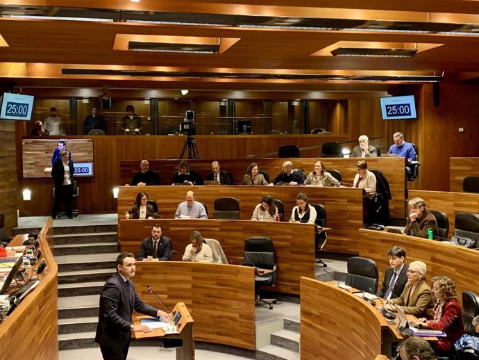 El consejero de Hacienda, Guillermo Peláez, durante su primera intervención este viernes en la Junta General.