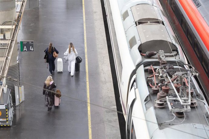 Viajeros en la Estación de Atocha durante la operación salida por el puente de la Constitución, a 5 de diciembre de 2025, en Madrid (España).  