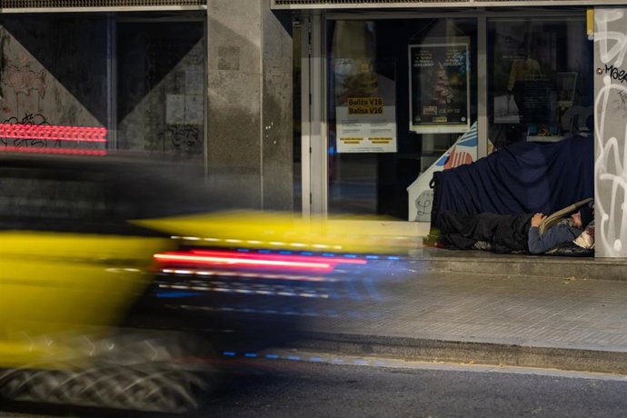 Una persona durmiendo en la calle, a 3 de diciembre de 2025, en Barcelona (España).
