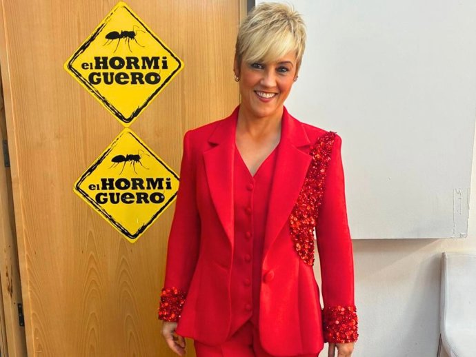 Cristina Pardo ha sorprendido en 'El Hormiguero' con un esmoquin de pedrería confeccionado por Alejandro de Miguel con el icónico vestido que lució en las Campanadas de 2023