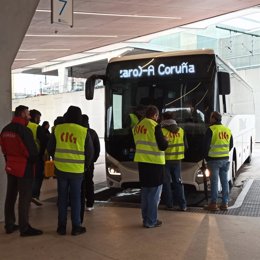 Piquetes impiden saír a un autobús durante a folga de transporte na estación intermodal de Santiago