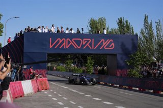 Archivo - El piloto español Carlos Sainz durante una exhibición en el circuito Madring.