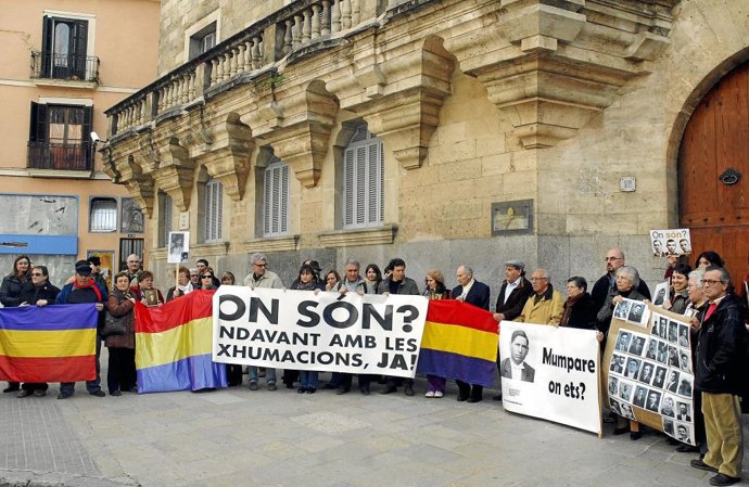 Archivo - La asociación Memòria de Mallorca, con pancartas en Palma.