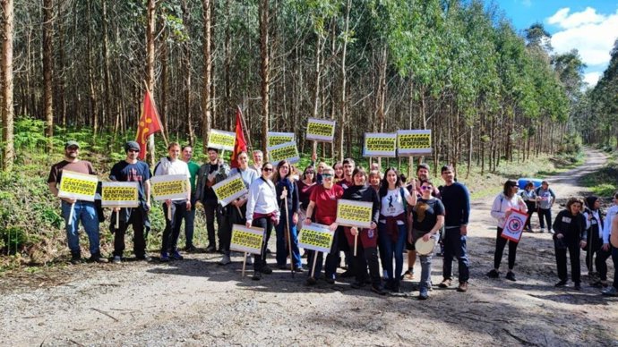 Concentración contra la planta de biogás de Hazas de Cesto