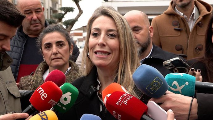 La candidata del PP a la reelección como presidenta de la Junta, María Guardiola, en declaraciones a los medios en Talayuela (Cáceres)