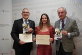 Foto: Los médicos de la FPSOMC entregan el Premio de Novela Albert Jovell a Lide Aguirre por 'La vida privada de Piero Garza'