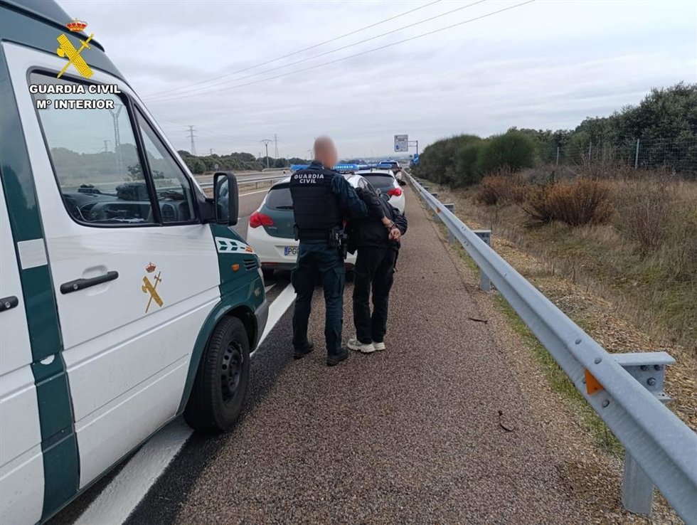A prisión en Salamanca dos hombres por saltarse un control y tirar un kilo de hachís desde el coche en su huida.