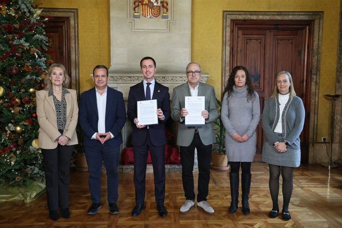 IB3 hará visitas guiadas a jóvenes y mayores gracias a un convenio con el Consell de Mallorca.