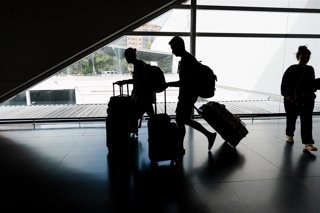 Archivo - Varias personas con maletas caminan en la Estación de autobuses Méndez Álvaro, a 1 de agosto de 2025, en Madrid (España). Las empresas de transporte en autobús refuerzan sus servicios en un 46% desde el jueves, 31 de julio, hasta el domingo, 3 d